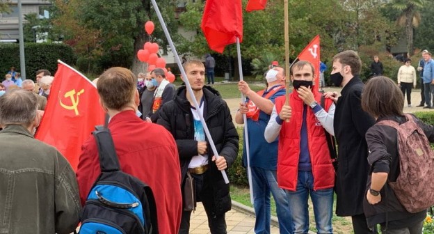 Участники акции КПРФ в Сочи 7 ноября 2020 года. фото Светланы Кравченко для "Кавказского узла". Участники акции КПРФ в Сочи 7 ноября 2020 года. фото Светланы Кравченко для "Кавказского узла".
