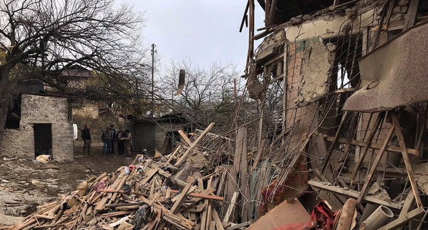 Дом, разрушенный в результате ракетного обстрела. Степанакерт, 6 ноября 2020 года. Фото Алвард Григорян для "Кавказского узла" Дом, разрушенный в результате ракетного обстрела. Степанакерт, 6 ноября 2020 года. Фото Алвард Григорян для "Кавказского узла"