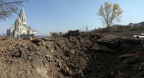 Воронка после обстрела города Шуши (Шуша), в ходе военного конфликта в Нагорном Карабахе, 29 октября 2020 года. Фото: Ваграм Багдасарян/Photolure via REUTERS Воронка после обстрела города Шуши (Шуша), в ходе военного конфликта в Нагорном Карабахе, 29 октября 2020 года. Фото: Ваграм Багдасарян/Photolure via REUTERS
