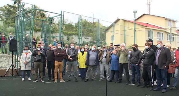 Встреча жителей Бытхи, протестующих против строительства многоэтажек на северном склоне горы, с представителем застройщика 07.11.2020. Кадр видео 
Вести Сочи https://www.youtube.com/watch?v=V40SR8MFB8c&feature=emb_logo 