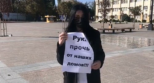 Жительница Семендера вышла на центральную площадь Махачкалы, протестуя против сноса их домов. кадр видео gazetachernovik https://www.youtube.com/watch?v=OgDJfaAPfEY&feature=emb_logo Жительница Семендера вышла на центральную площадь Махачкалы, протестуя против сноса их домов. кадр видео gazetachernovik https://www.youtube.com/watch?v=OgDJfaAPfEY&feature=emb_logo
