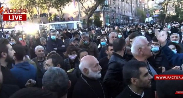 Митинг за отставку Пашиняна. 
Стоп-кадр видео https://www.youtube.com/watch?v=7gUId4xQWq8&feature=emb_logo