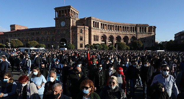 Акция протеста в Ереване. 11 ноября 2020 года. Фото: Vahram Baghdasaryan/Photolure via REUTERS Акция протеста в Ереване. 11 ноября 2020 года. Фото: Vahram Baghdasaryan/Photolure via REUTERS