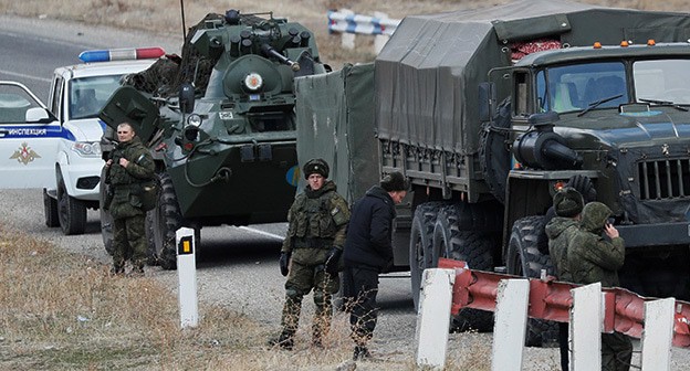 Российские миротворцы возле села Елпин. Армения, 12 ноября 2020 г. Фото: REUTERS/Gleb Garanich Российские миротворцы возле села Елпин. Армения, 12 ноября 2020 г. Фото: REUTERS/Gleb Garanich