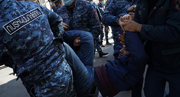 Сотрудники полиции задерживают участника митинга. Ереван, 11 ноября 2020 г. Фото: REUTERS/Artem Mikryukov Сотрудники полиции задерживают участника митинга. Ереван, 11 ноября 2020 г. Фото: REUTERS/Artem Mikryukov
