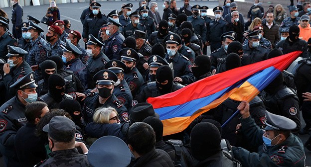 Сотрудники полиции задерживают участников акции протеста. Ереван, 12 ноября 2020 года. Фото: Stepan Poghosyan/Photolure via REUTERS Сотрудники полиции задерживают участников акции протеста. Ереван, 12 ноября 2020 года. Фото: Stepan Poghosyan/Photolure via REUTERS