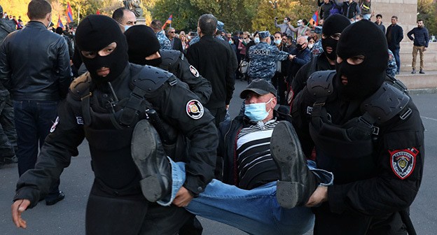 Сотрудники полиции задерживают участника акции. Ереван, 12 ноября 2020 года. Фото: Stepan Poghosyan/Photolure via REUTERS Сотрудники полиции задерживают участника акции. Ереван, 12 ноября 2020 года. Фото: Stepan Poghosyan/Photolure via REUTERS
