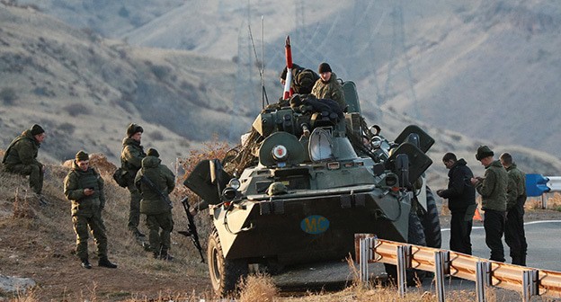 Российские миротворцы возле села Сараландж. 12 ноября 2020 года. Фото: REUTERS/Gleb Garanich Российские миротворцы возле села Сараландж. 12 ноября 2020 года. Фото: REUTERS/Gleb Garanich
