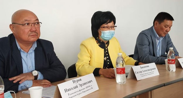 Депутаты Николай Нуров, Саглар Бакинова, Намсыр Манджиев на пресс-конференции межфракционной группы Народного хурала Калмыкии. 1 октября 2020 г. Фото Бадмы Бюрчиева для "Кавказского узла". Депутаты Николай Нуров, Саглар Бакинова, Намсыр Манджиев на пресс-конференции межфракционной группы Народного хурала Калмыкии. 1 октября 2020 г. Фото Бадмы Бюрчиева для "Кавказского узла".