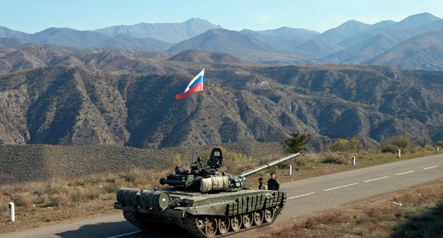 Военнослужащие российских миротворческих сил стоят рядом с танком у границы с Арменией, после подписания соглашения о прекращении военного конфликта в районе Нагорного Карабаха, 10 ноября 2020 года. Фото : REUTERS/Francesco Brembati
Военнослужащие российских миротворческих сил стоят рядом с танком у границы с Арменией, после подписания соглашения о прекращении военного конфликта в районе Нагорного Карабаха, 10 ноября 2020 года. Фото : REUTERS/Francesco Brembati
