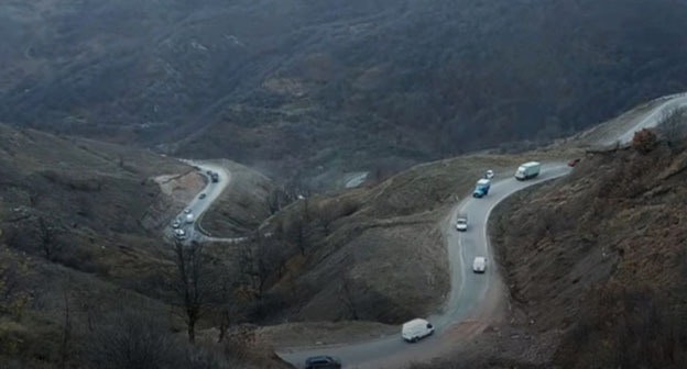 Дорога на Варденис. 13 ноября 2020 года. Стоп-кадр видео https://ru.armeniasputnik.am/video/20201113/25311141/Doroga-iz-Karvachara-polna-mashin-armyane-szhigayut-doma-i-pokidayut-zemli-predkov---video.html Дорога на Варденис. 13 ноября 2020 года. Стоп-кадр видео https://ru.armeniasputnik.am/video/20201113/25311141/Doroga-iz-Karvachara-polna-mashin-armyane-szhigayut-doma-i-pokidayut-zemli-predkov---video.html