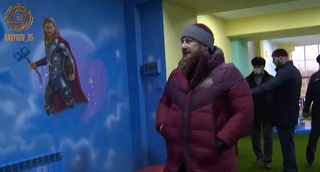 Рамзан Кадыров около изображений персонажей комиксов на стенах детского центра в Курчалое. Кадр видео канала Рамзана Кадырова вконтакте https://vk.com/ramzan?w=wall279938622_543529&z=video279938622_456243691%2F521a68267418560268%2Fpl_post_279938622_543529 Рамзан Кадыров около изображений персонажей комиксов на стенах детского центра в Курчалое. Кадр видео канала Рамзана Кадырова вконтакте https://vk.com/ramzan?w=wall279938622_543529&z=video279938622_456243691%2F521a68267418560268%2Fpl_post_279938622_543529