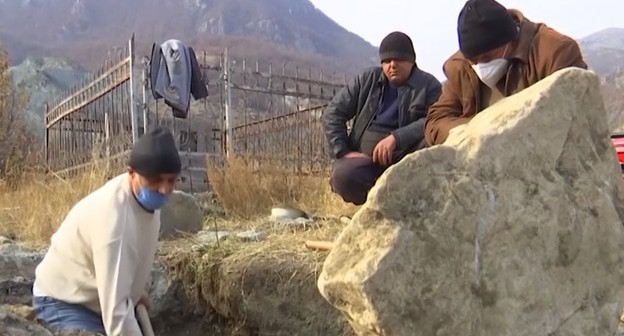Жители Карвачара забирают останки своих родных с кладбищ. Кадр видео 
Sputnik Армения ://www.youtube.com/watch?v=jEdDZOTPViE&feature=emb_logo