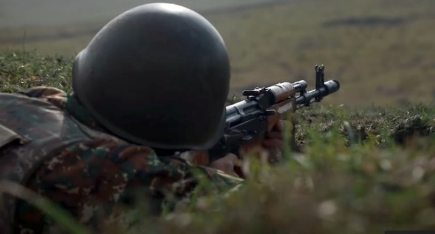 Солдат армянской армии на позиции. Кадр видео МО Армении https://mil.am/hy/news/8663 Солдат армянской армии на позиции. Кадр видео МО Армении https://mil.am/hy/news/8663
