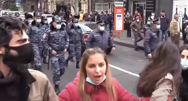 Протестующие и сотрудники полиции в центре Еревана. Кадр видео 168. am https://www.youtube.com/watch?v=V_-jCy6wezQ&feature=emb_logo Протестующие и сотрудники полиции в центре Еревана. Кадр видео 168. am https://www.youtube.com/watch?v=V_-jCy6wezQ&feature=emb_logo