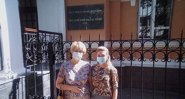 Евгения (справа) и Галина Паркова рядом со зданием Рособлсуда. Фото Константина Волгина для "Кавказского узла" Евгения (справа) и Галина Паркова рядом со зданием Рособлсуда. Фото Константина Волгина для "Кавказского узла"