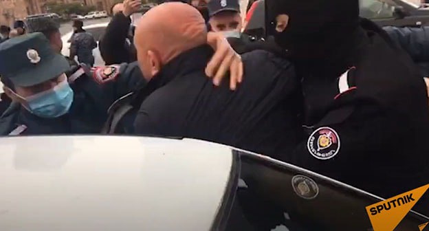 Полиция задерживает противника Пашиняна. 20 ноября 2020 г. Стоп-кадр видео https://www.youtube.com/watch?v=3A571AGO6Sc Полиция задерживает противника Пашиняна. 20 ноября 2020 г. Стоп-кадр видео https://www.youtube.com/watch?v=3A571AGO6Sc