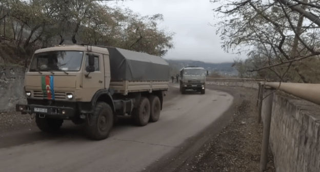 Азербайджанский транспорт в Нагорном Карабахе, сопровождаемый российскими миротворцами. Стоп-кадр видео https://youtu.be/5IhmwOYyZPA Азербайджанский транспорт в Нагорном Карабахе, сопровождаемый российскими миротворцами. Стоп-кадр видео https://youtu.be/5IhmwOYyZPA
