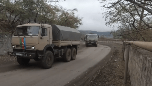 Азербайджанский транспорт в Нагорном Карабахе, сопровождаемый российскими миротворцами. Стоп-кадр видео https://youtu.be/5IhmwOYyZPA Азербайджанский транспорт в Нагорном Карабахе, сопровождаемый российскими миротворцами. Стоп-кадр видео https://youtu.be/5IhmwOYyZPA