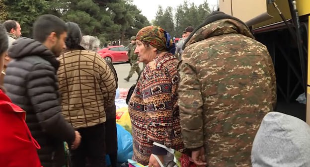 Беженцы возвращаются в Нагорный Карабах в сопровождении российских миротворцев. Кадр видео "Кавказского узла" https://www.youtube.com/watch?v=y5xgtPDxz-g Беженцы возвращаются в Нагорный Карабах в сопровождении российских миротворцев. Кадр видео "Кавказского узла" https://www.youtube.com/watch?v=y5xgtPDxz-g