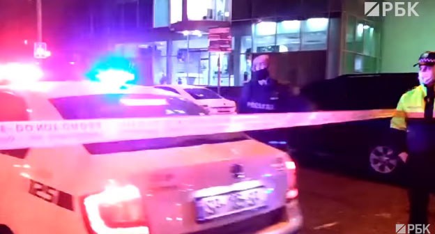 Сотрудники полиции на месте захвата заложников 20 ноября 2020 года в Тбилиси. Кадр видео РБК https://www.youtube.com/watch?v=RmLnjvWZkTw Сотрудники полиции на месте захвата заложников 20 ноября 2020 года в Тбилиси. Кадр видео РБК https://www.youtube.com/watch?v=RmLnjvWZkTw