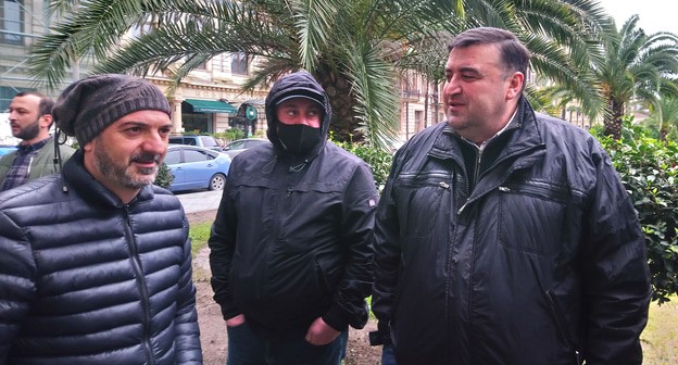 Жители сельской местности около дома правительства в Батуми. Фото Беслана Кмузова для "Кавказского узла" Жители сельской местности около дома правительства в Батуми. Фото Беслана Кмузова для "Кавказского узла"