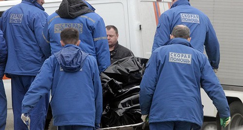 Медработники несут тело жертвы взрыва бомбы на станции метро "Лубянка" в Москве 29 марта 2010 года. Фото: REUTERS/Alexander Natruskin