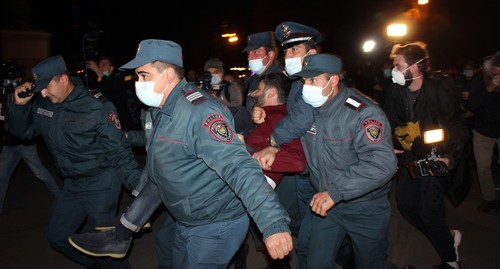 Задержание противников правительства Никола Пашиняна. Ереван, 13 ноября 2020 года. Фото Тиграна Петросяна для "Кавказского узла" Задержание противников правительства Никола Пашиняна. Ереван, 13 ноября 2020 года. Фото Тиграна Петросяна для "Кавказского узла"