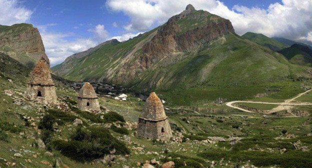 Город мертвых в в Чегемском ущелье Кабардино-Балкарии. Фото предоставлено Тенгизом Мокаевым Город мертвых в в Чегемском ущелье Кабардино-Балкарии. Фото предоставлено Тенгизом Мокаевым