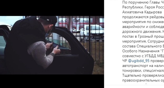 Водитель снимает тонировочную пленку со стекла автомобиля. Стоп-кадр видео https://www.instagram.com/p/CH20IbDKIux/ Водитель снимает тонировочную пленку со стекла автомобиля. Стоп-кадр видео https://www.instagram.com/p/CH20IbDKIux/