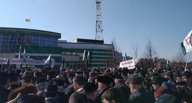 Участники митинга в Магасе. 26 марта 2019 г. Фото Умара Йовлоя для "Кавказского узла" Участники митинга в Магасе. 26 марта 2019 г. Фото Умара Йовлоя для "Кавказского узла"