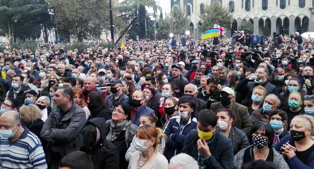 Участники протестной акции в Тбилиси 2 ноября. Фото Инны Кукуджановой для "Кавказского узла". Участники протестной акции в Тбилиси 2 ноября. Фото Инны Кукуджановой для "Кавказского узла".