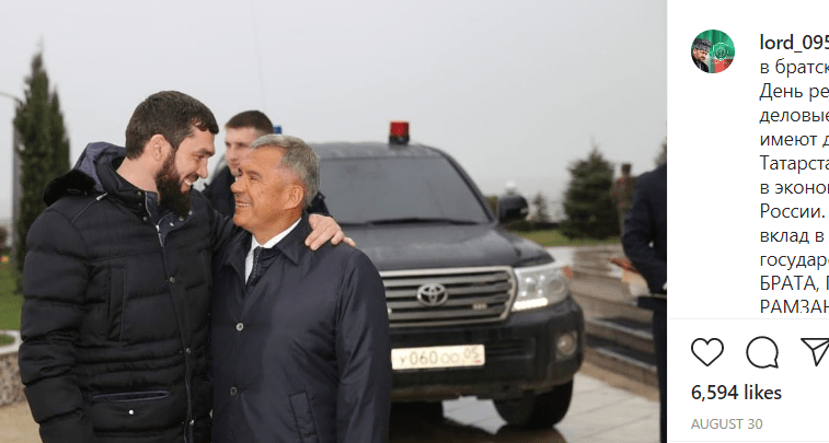 Магомед Даудов на фоне тонированного служебного автомобился. Скриншот публикации https://www.instagram.com/p/CEgvcQ0FtTx/