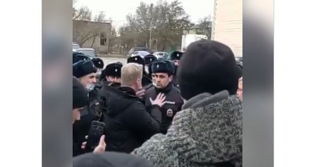 Сотрудники Кизлярского РОВД провели акцию с требованием освободить своего начальника Гази Исаева. Стоп-кадр видео t.me/bazabazon/5264 Сотрудники Кизлярского РОВД провели акцию с требованием освободить своего начальника Гази Исаева. Стоп-кадр видео t.me/bazabazon/5264
