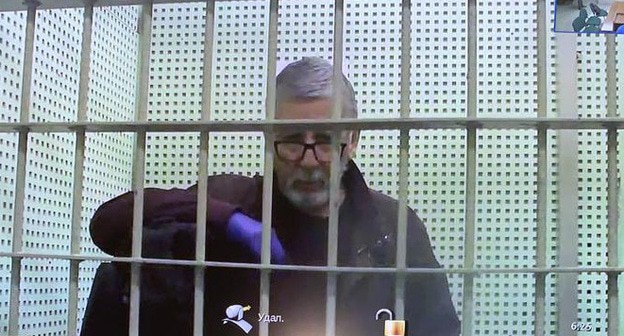 Дагир Хасавов на мониторе в Мосгорсуде по видеоконфенцсвязи из СИЗО с залом заседания, май 2020 года. Фото "Кавказского узла" Дагир Хасавов на мониторе в Мосгорсуде по видеоконфенцсвязи из СИЗО с залом заседания, май 2020 года. Фото "Кавказского узла"