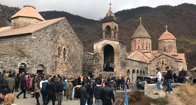 Прихожане Армянской Апостольской церкви приходят в храм, чтобы попрощаться. 13 ноября 2020 года. Фото Алвард Григорян для "Кавказского узла", Прихожане Армянской Апостольской церкви приходят в храм, чтобы попрощаться. 13 ноября 2020 года. Фото Алвард Григорян для "Кавказского узла",
