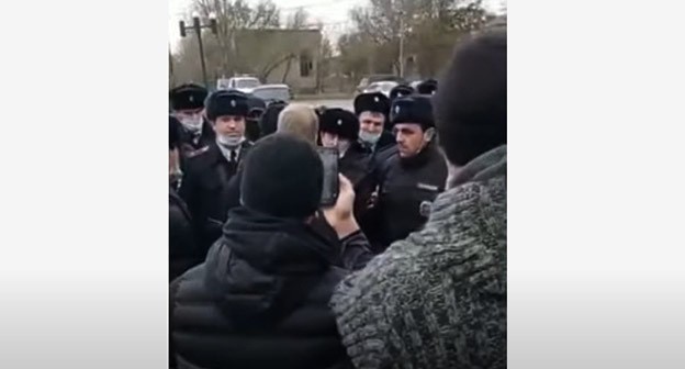 Митинг полицейских в Кизляре. Стоп-кадр видео https://www.youtube.com/watch?v=lDeSAkiHWr8&feature=emb_logo Митинг полицейских в Кизляре. Стоп-кадр видео https://www.youtube.com/watch?v=lDeSAkiHWr8&feature=emb_logo