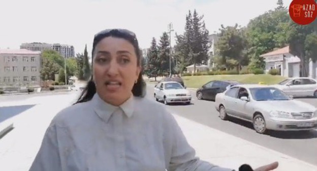 Акция протеста Севиндж Садыговой. Стоп-кадр видео https://web.facebook.com/Azad.Soz.Az/videos/739806920116792/?v=739806920116792&_rdc=1&_ Акция протеста Севиндж Садыговой. Стоп-кадр видео https://web.facebook.com/Azad.Soz.Az/videos/739806920116792/?v=739806920116792&_rdc=1&_