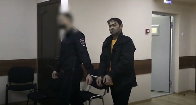 Предполагаемый участник атаки на российских военных в 1999 году. Кадр видео СК России https://www.youtube.com/watch?v=pu_e8Nf1YDk&feature=emb_logo Предполагаемый участник атаки на российских военных в 1999 году. Кадр видео СК России https://www.youtube.com/watch?v=pu_e8Nf1YDk&feature=emb_logo