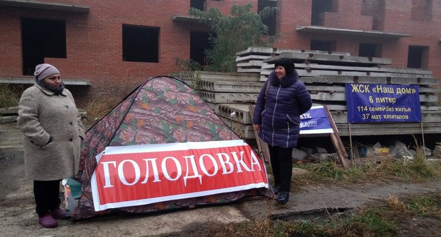 Пайщики ЖСК "Новый дом" поставили палатку возле недостроенного дома и объявили голодовку. Фото Евгении Новиковой Пайщики ЖСК "Новый дом" поставили палатку возле недостроенного дома и объявили голодовку. Фото Евгении Новиковой