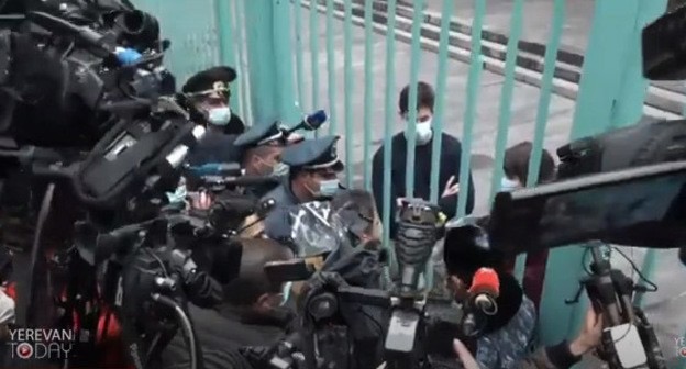 Участники "Марша единства" в Ереване передали послу Франции просьбу повлиять на Азербайджан. 30 ноября 2020 г. Стоп-кадр видео /https://www.youtube.com/watch?v=9eAnGBWB0Xs&feature=emb_logo Участники "Марша единства" в Ереване передали послу Франции просьбу повлиять на Азербайджан. 30 ноября 2020 г. Стоп-кадр видео /https://www.youtube.com/watch?v=9eAnGBWB0Xs&feature=emb_logo