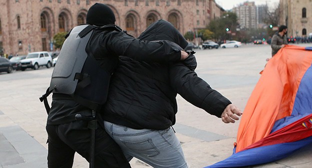 Сотрудник полиции задерживает активиста. Ереван, 20 ноября 2020 года. Фото: Hayk Baghdasaryan/Photolure via REUTERS Сотрудник полиции задерживает активиста. Ереван, 20 ноября 2020 года. Фото: Hayk Baghdasaryan/Photolure via REUTERS