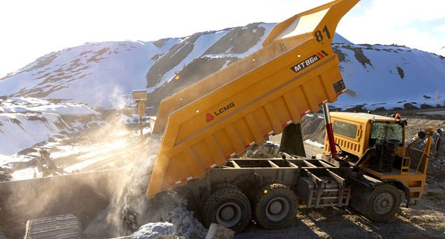 Самосвал на Соткском руднике. Фото: пресс-служба компании GeoProMining http://www.geopromining.com/project/production/ Самосвал на Соткском руднике. Фото: пресс-служба компании GeoProMining http://www.geopromining.com/project/production/