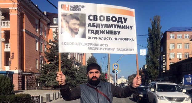 Одиночный пикет в Махачкале 09.11.2020. Правозащитник Зияутдин Увайсов. Фото Ильяса Капиева для "Кавказского узла" Одиночный пикет в Махачкале 09.11.2020. Правозащитник Зияутдин Увайсов. Фото Ильяса Капиева для "Кавказского узла"