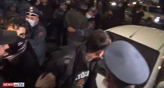 Задержание участников акции протеста в Ереване 1 декабря 2020 года. Стоп-кадр из видео на Youtube-канале NEWS AM. https://www.youtube.com/watch?v=SXA2bjFaLOk Задержание участников акции протеста в Ереване 1 декабря 2020 года. Стоп-кадр из видео на Youtube-канале NEWS AM. https://www.youtube.com/watch?v=SXA2bjFaLOk