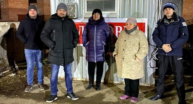 Участники голодовки пайщиков недостроенного дома ЖСК "Наш дом" в Краснодаре. 1 декабря 2020 года. Фото Евгении Новиковой, предоставлено "Кавказскому узлу" автором. Участники голодовки пайщиков недостроенного дома ЖСК "Наш дом" в Краснодаре. 1 декабря 2020 года. Фото Евгении Новиковой, предоставлено "Кавказскому узлу" автором.