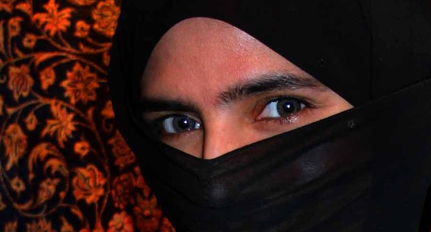 Девушка в никабе. Фото Стив Эванс https://commons.wikimedia.org/wiki/File:EFatima_in_UAE_with_niqab.jpg Девушка в никабе. Фото Стив Эванс https://commons.wikimedia.org/wiki/File:EFatima_in_UAE_with_niqab.jpg
