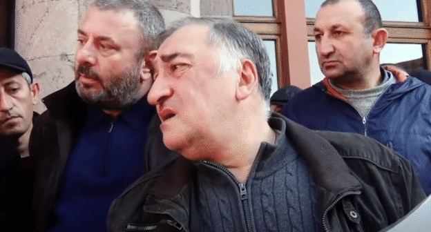 Родители солдат на акции в Ереване. Стопкадр видео канала NEWS AM, www.youtube.com/watch?v=NBBcvWjIZi4&feature=emb_logo Родители солдат на акции в Ереване. Стопкадр видео канала NEWS AM, www.youtube.com/watch?v=NBBcvWjIZi4&feature=emb_logo