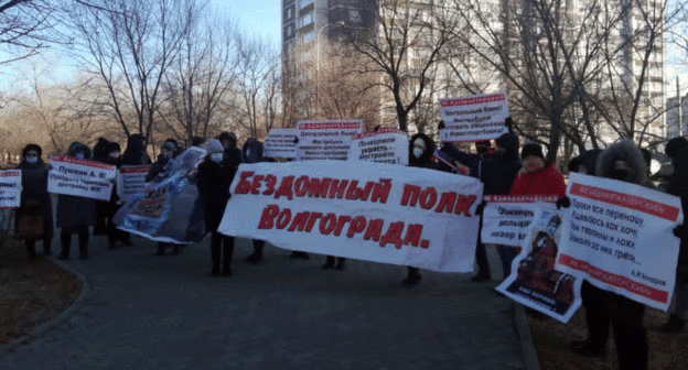 Участники несогласованно акции в Красноармейском районе дольщиков ЖК АдмиралтейскийФото Татьяны Филимоновой для "Кавказского узла" Участники несогласованно акции в Красноармейском районе дольщиков ЖК АдмиралтейскийФото Татьяны Филимоновой для "Кавказского узла"