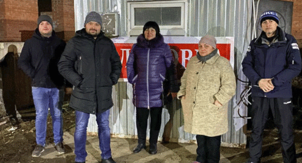 Пайщики ЖСК "Наш дом" на фоне бытовки в которой проводят голодовку 01.12.2020. Фото Анны Грицевич для "Кавказского узла" Пайщики ЖСК "Наш дом" на фоне бытовки в которой проводят голодовку 01.12.2020. Фото Анны Грицевич для "Кавказского узла"